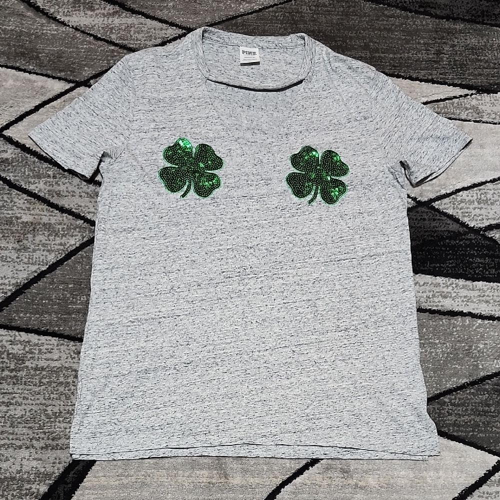 VS PINK 2018 SEQUINS SHAMROCKS "YOUR LUCKY CHARM" V-NECK CAMPUS TEE-SHIRT